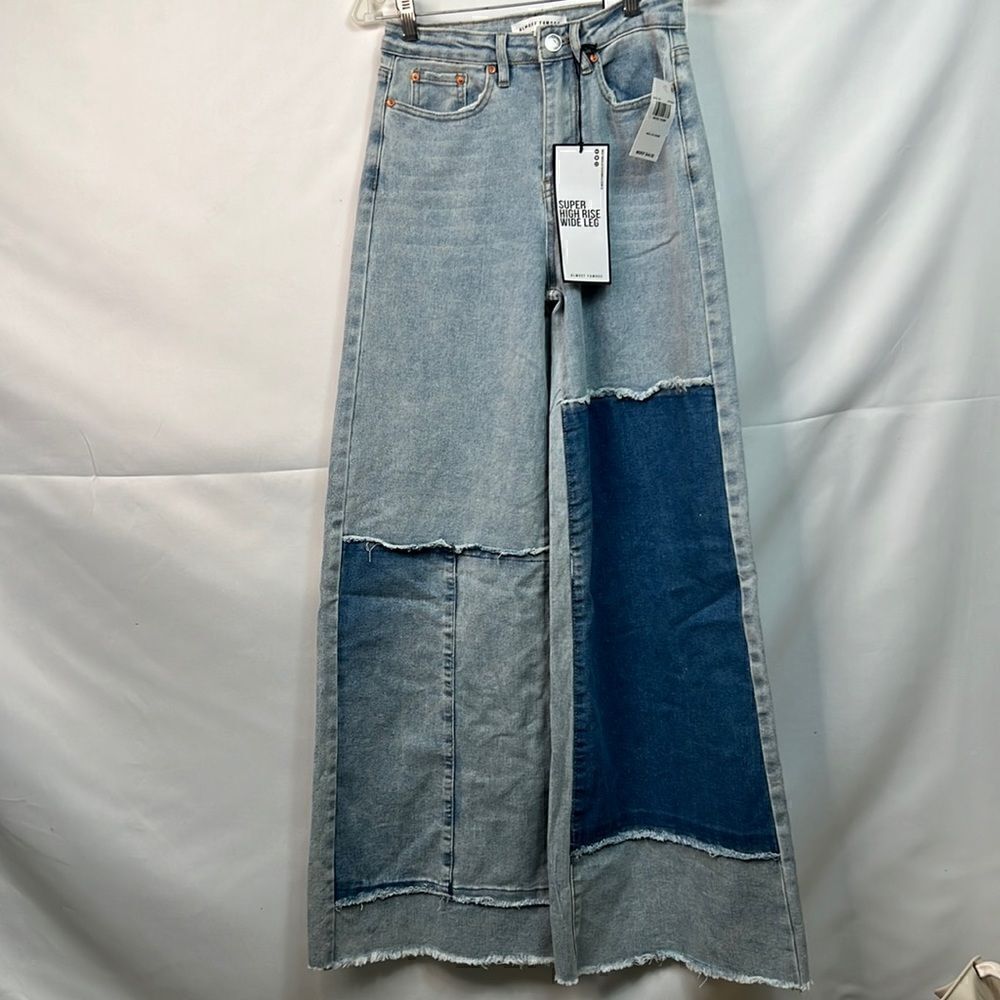 Almost Famous Super High rise wide leg light wash jeans size 0 NWT